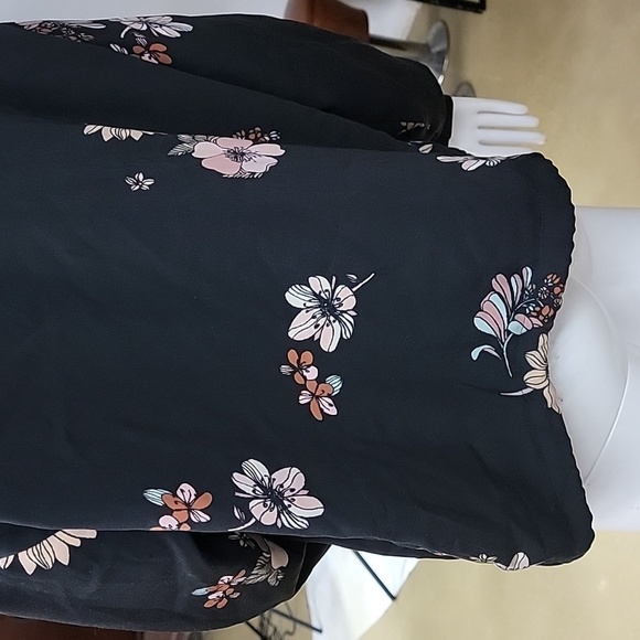 Who What Wear Deep  Black Pink Floral Zip Up Crop Jacket Size Large - Picture 6 of 9